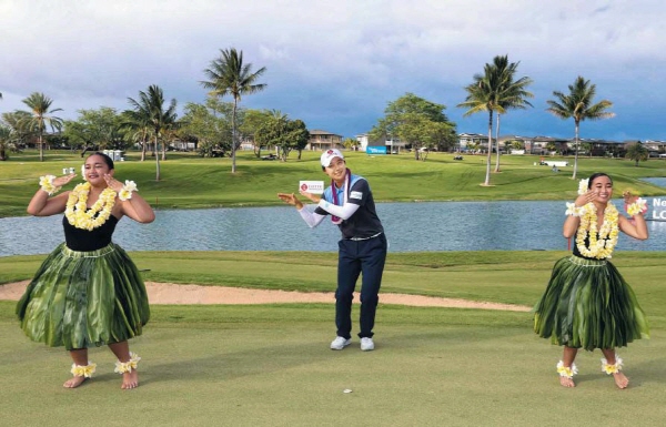 김효주(가운데)가 17일 하와이 오아후의 호아칼레이 컨트리클럽에서 열린 미국 여자 프로골프(LPGA) 투어 롯데 챔피언십 우승을 차지한 뒤 하와이 민속 춤인 훌라춤을 추고 있다. [사진=대홍기획 제공]