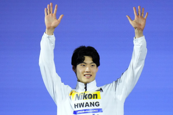 황선우가 20일(현지시간) 세계선수권대회에서 자유형 200m에서 은메달을 따낸 뒤 시상대에서 손을 들어 보이고 있다. [부다페스트=AP/뉴시스]