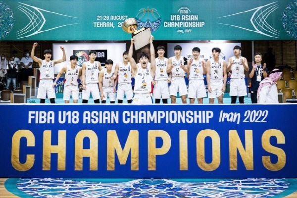 우승 트로피를 들어 보이는 한국 U-18 선수단. [사진=FIBA 인터넷 홈페이지 캡처]