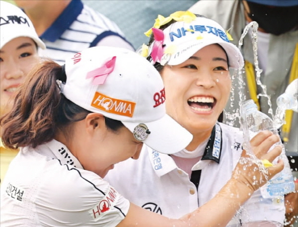 박민지가 18일 한국여자프로골프(KLPGA)투어 메이저대회 KB금융 스타챔피언십 최종 라운드에서 우승을 확정한 뒤 동료들로부터 ‘물세례’ 축하를 받고 있다. [사진=KLPGA 제공]