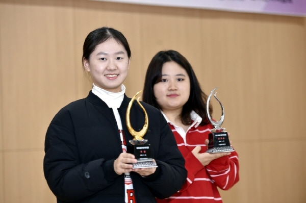 효림배에서 우승한 김은지(왼쪽) 3단과 준우승자 김민정 2단. [사진=한국기원 제공]