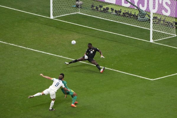 잉글랜드 해리 케인이 4일(현지시간) 세네갈과의 16강전에서 대회 첫 골을 넣고 있다.  [알코르(카타르)=AP/뉴시스]