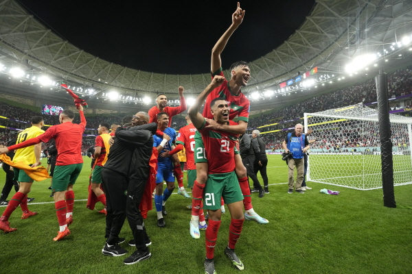 모로코 선수들이 10일(현지시간) 포르투갈과 2022 FIFA 카타르 월드컵 8강전에서 1-0으로 이기고 아프리카 첫 4강에 진출한 뒤 기쁨을 나누고 있다. [도하=AP/뉴시스]