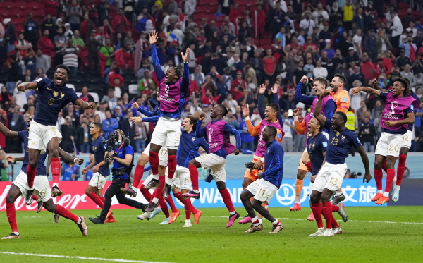 프랑스 선수들이 14일(현지시간) 카타르 알코르의 알바이트 스타디움에서 열린 2022 카타르 월드컵 준결승에서 모로코를 꺾은 후 환호하고 있다. [알코르=AP/뉴시스]