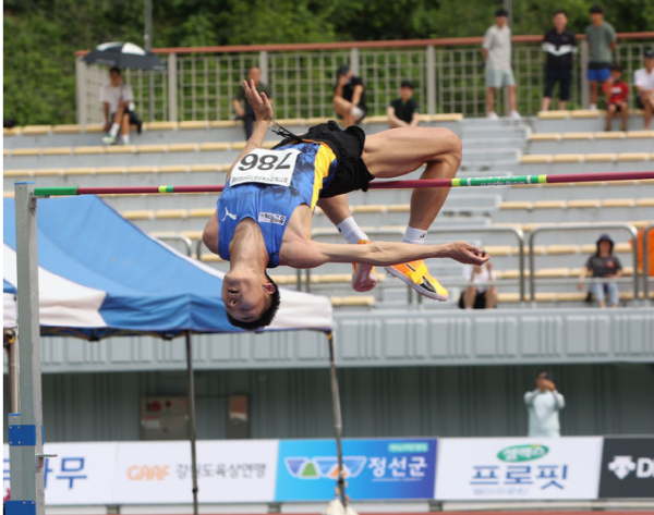 우상혁이 25일 정선 종합운동장에서 열린 2023 전국육상선수권 대회 남자 높이뛰기 결선에서 2m33을 넘어 우승했다. [사진=대한육상연맹 제공]