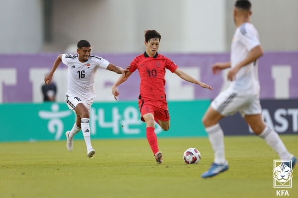 한국 남자 축구 대표팀의 미드필더 이재성이 드리블하는 모습.[사진=대한축구협회 제공]